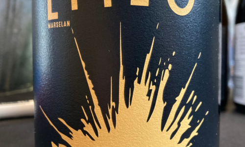 Botella de vino Marselan Erizo de edición limitada, microvinificación chilena con notas de fruta negra y especias.