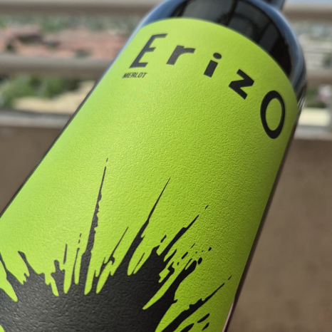 Botella de vino Merlot Erizo 2024 de Casablanca con crianza en barrica usada y producción limitada.