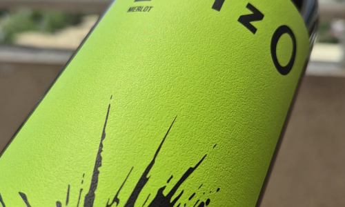 Botella de vino Merlot Erizo 2024 de Casablanca con crianza en barrica usada y producción limitada.